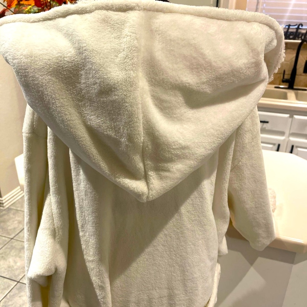 Robe (L) - Picture 6 of 11
